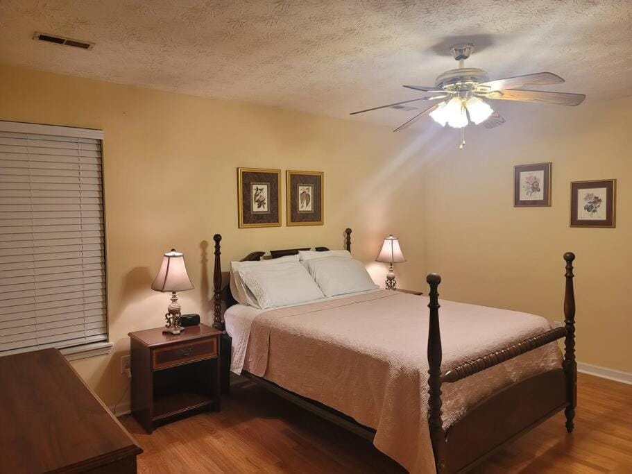 Ranch Style Spacious 3 Bedrooms w/ Jacuzzi tub House in Lexington