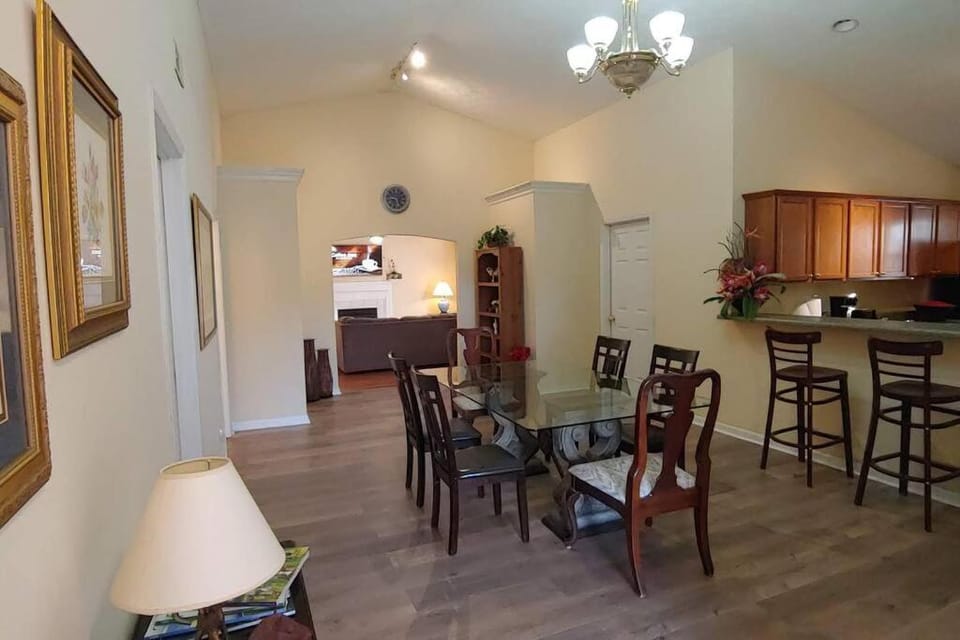 Ranch Style Spacious 3 Bedrooms w/ Jacuzzi tub House in Lexington