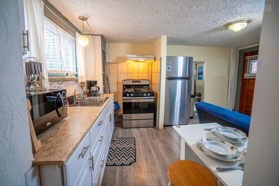 Charming Guest House - Pittsburgh's Little Italy Apartment in Pittsburgh