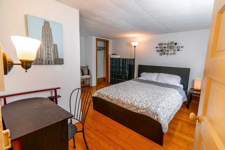 Charming Guest House - Pittsburgh's Little Italy Apartment in Pittsburgh