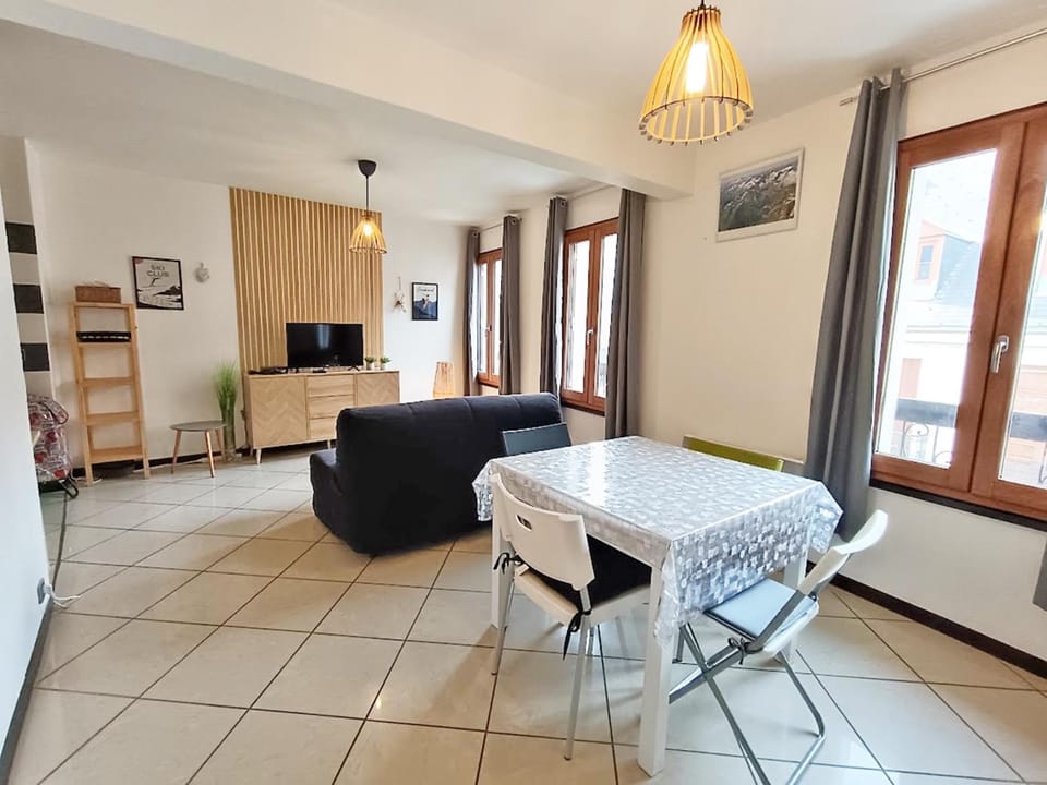 TV and multimedia, Living room, Seating area, Dining area