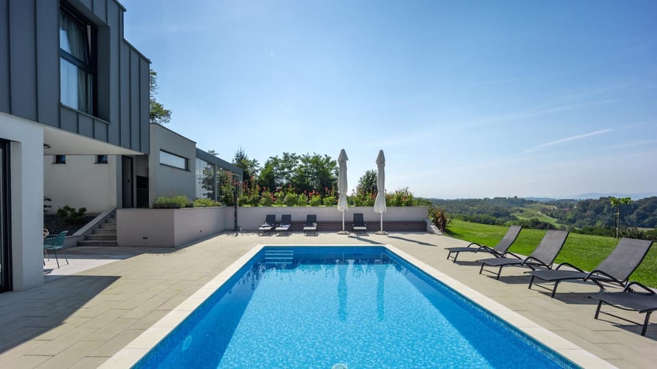 Day, Natural landscape, Pool view, Swimming pool, sunbed