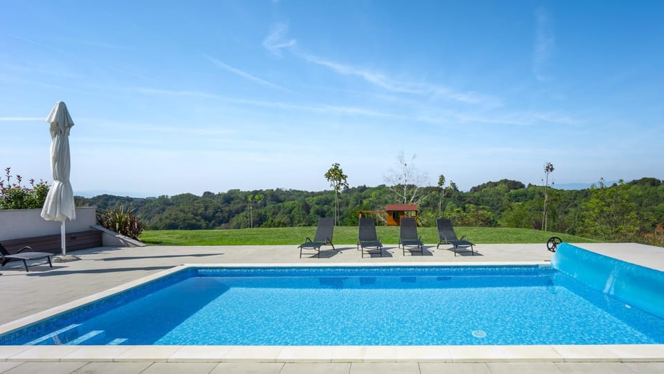 Day, Natural landscape, Pool view, Swimming pool, sunbed
