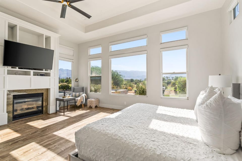 Bed, Natural landscape, TV and multimedia, Photo of the whole room, Mountain view, fireplace