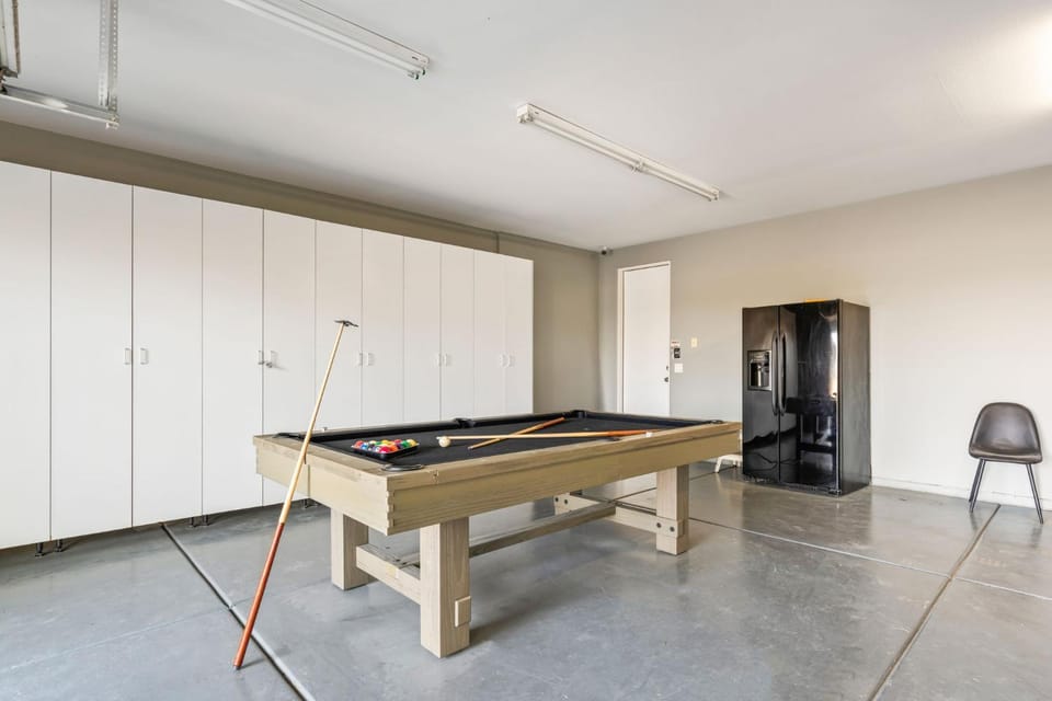 Billiard, Game Room