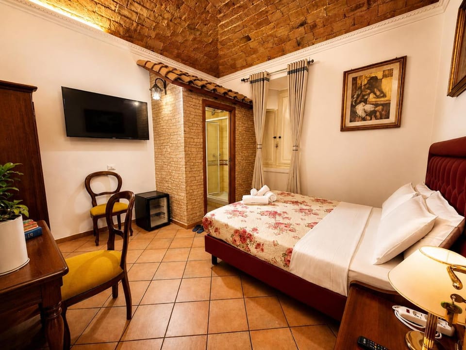 Communal lounge/ TV room, Bed, TV and multimedia, Living room, Photo of the whole room, Seating area, Evening entertainment, Bedroom, wardrobe