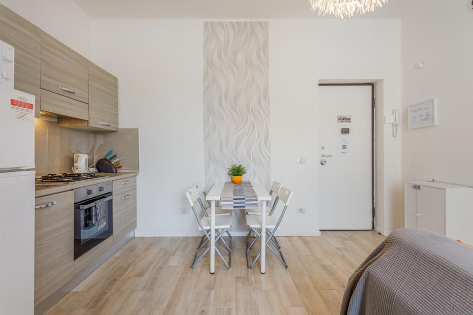 Kitchen or kitchenette, Dining area, oven, stove