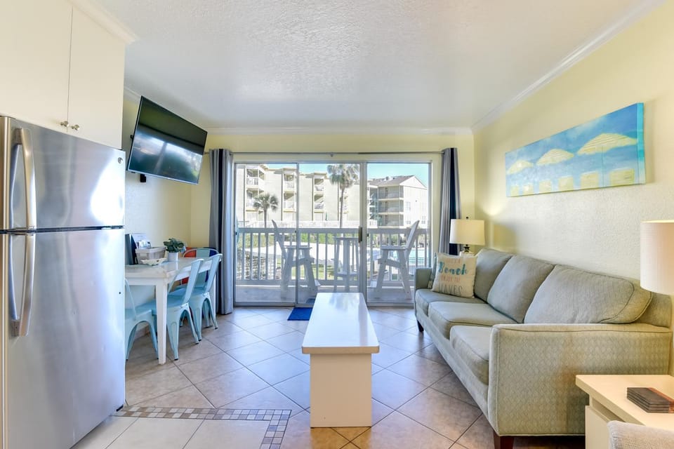 Walk to Galveston Beach: Resort Condo w/ Perks! House in Galveston Island