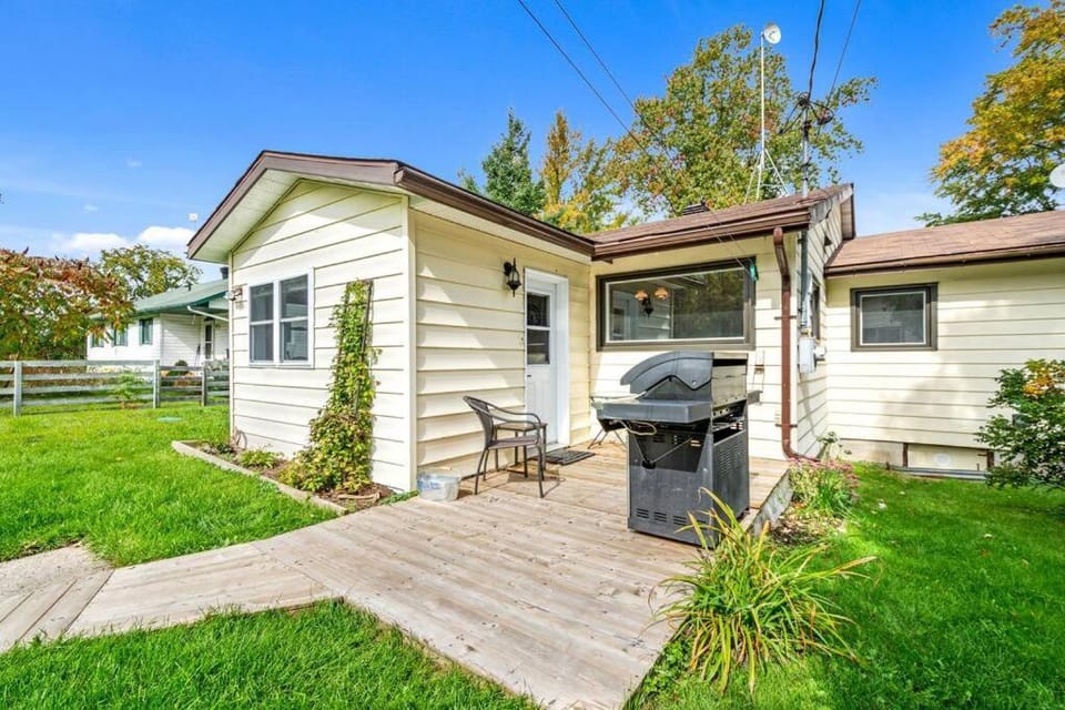 Cozy Waterfront Cottage, WiFi-Netflix-Dog Friendly Apartment in Ottawa