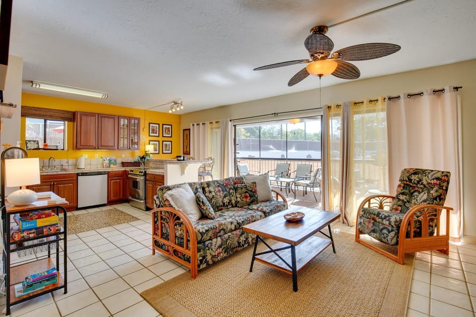 Centrally Located Kailua-Kona Condo with Lanai! Apartment in Holualoa