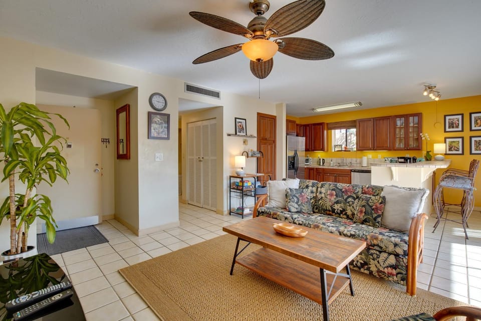 Centrally Located Kailua-Kona Condo with Lanai! Apartment in Holualoa