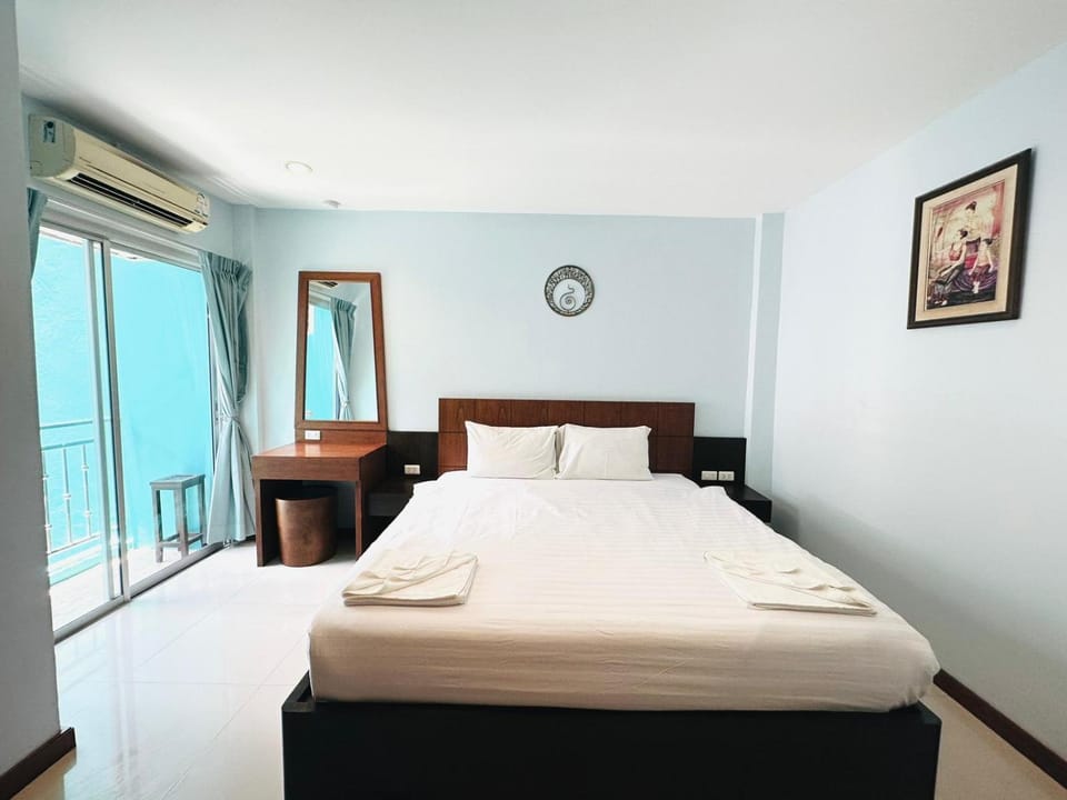 Bed, Photo of the whole room, Bedroom, air conditioner
