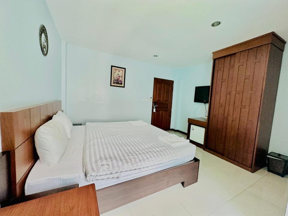 Bed, TV and multimedia, Photo of the whole room, Bedroom, wardrobe