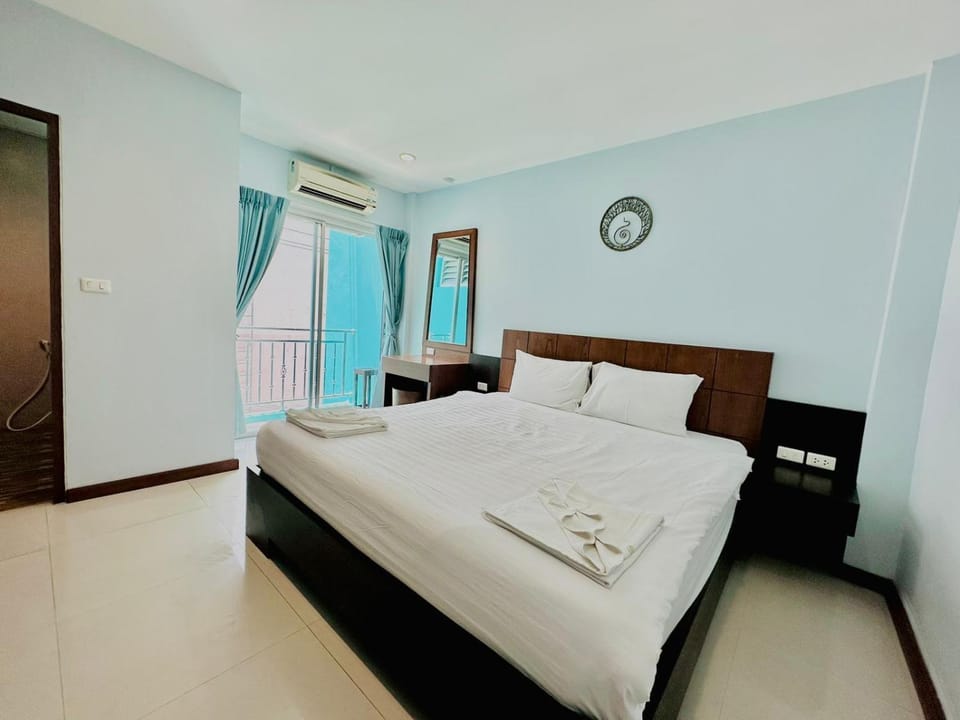 Bed, Photo of the whole room, Bedroom, air conditioner