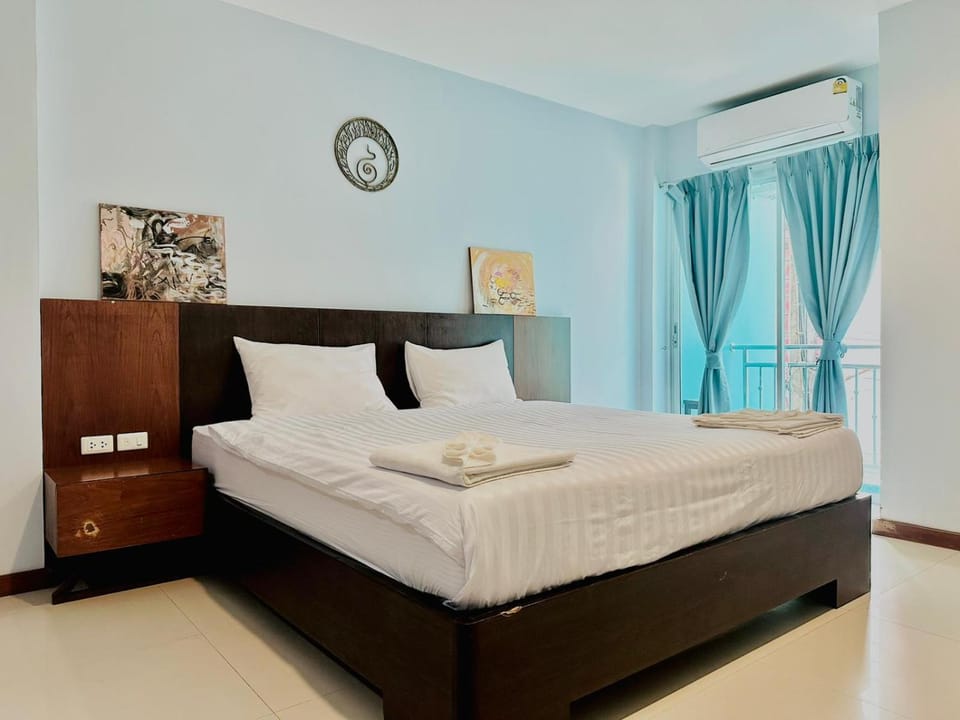 Bed, Photo of the whole room, Bedroom, towels, wardrobe