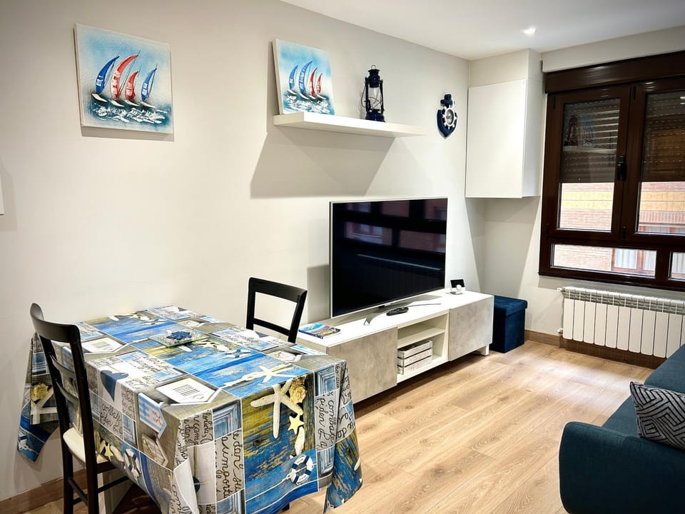 Communal lounge/ TV room, TV and multimedia, Living room, Dining area, Evening entertainment