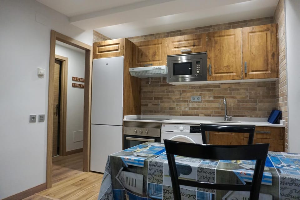Kitchen or kitchenette, Dining area, minibar, pet friendly, stove