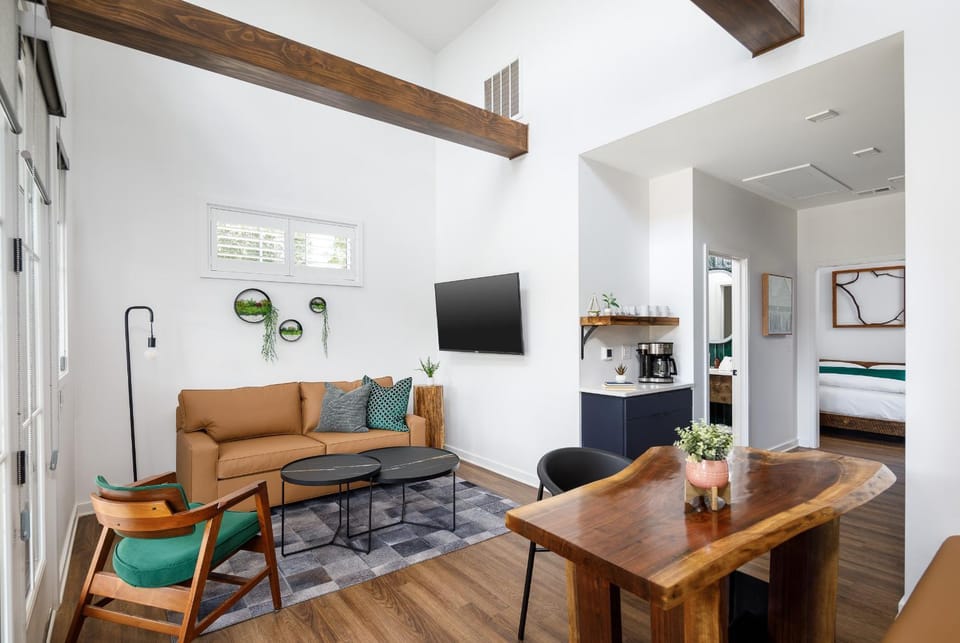 Communal lounge/ TV room, TV and multimedia, Seating area, Dining area
