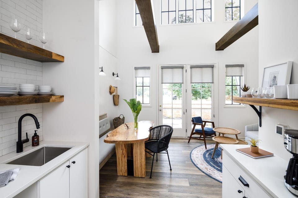 Kitchen or kitchenette, Dining area