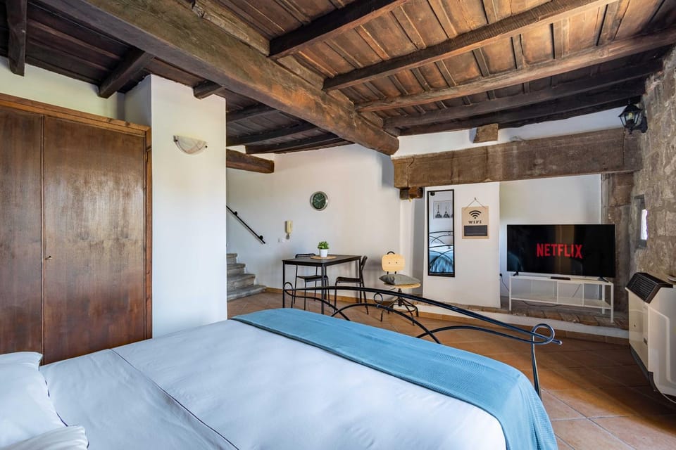 Bed, TV and multimedia, Dining area, wardrobe