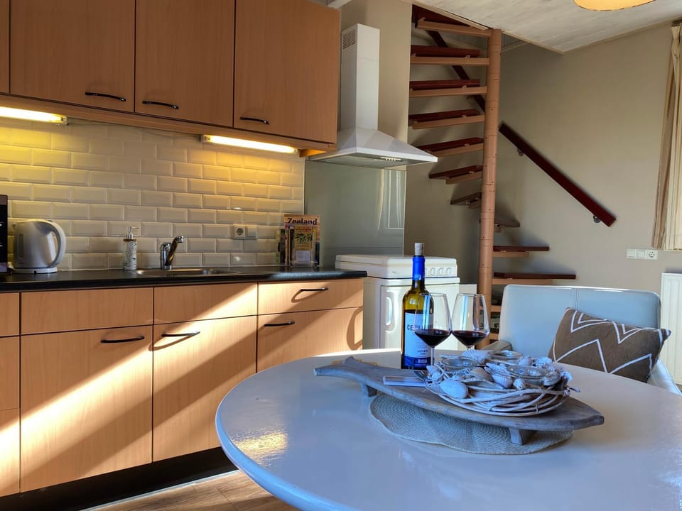 T Huuske tuinappartement met fantastisch uitzicht, nabij Zee Apartment in Zeeland, Netherlands