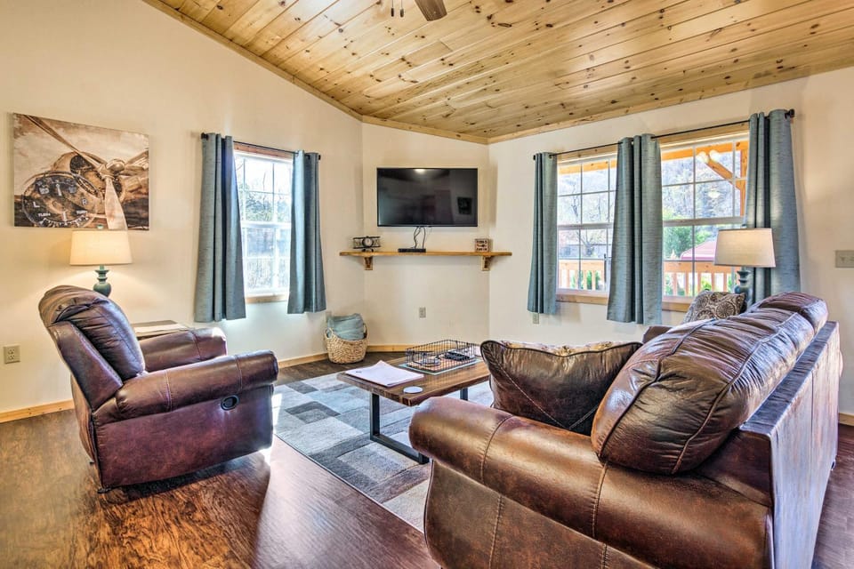 8 Mi to Great Smoky Mtn National Park: Cozy Cabin Cabin in Swain County
