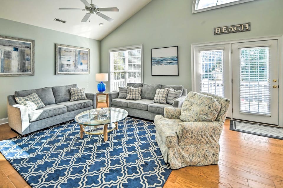 1 Mi to Beach and Hot Tub Murrells Inlet Retreat! House in Surfside Beach