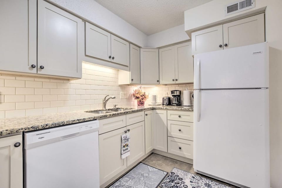 Cozy Chapel Hill Condo ~ 2 Mi to UNC & Dtwn! House in Chapel Hill
