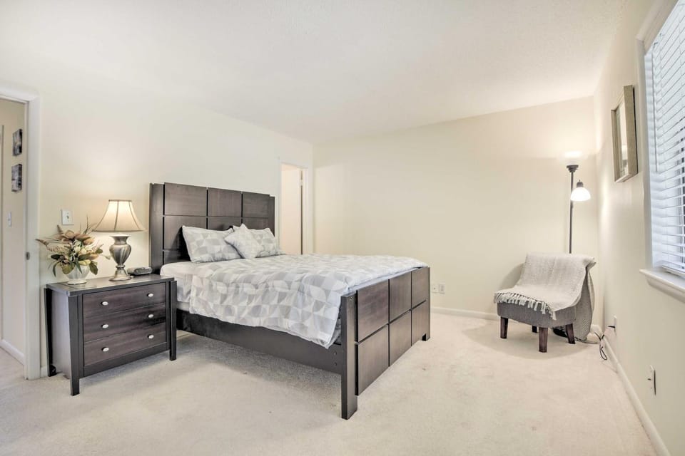 Cozy Chapel Hill Condo ~ 2 Mi to UNC & Dtwn! House in Chapel Hill