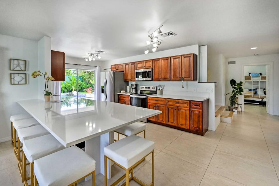 Modern Naples Oasis w/ Saltwater Pool & Jacuzzi! House in North Naples