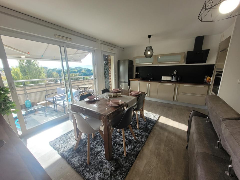 Kitchen or kitchenette, Dining area