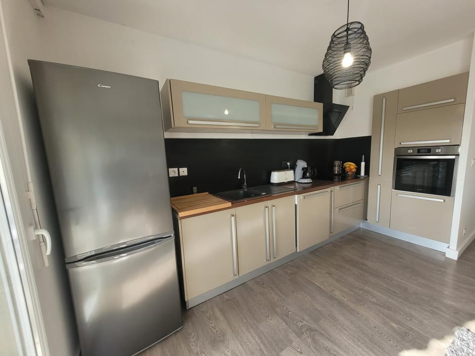 Kitchen or kitchenette, dishwasher, stove