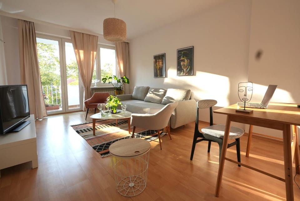 Communal lounge/ TV room, TV and multimedia, Living room, Seating area, Evening entertainment