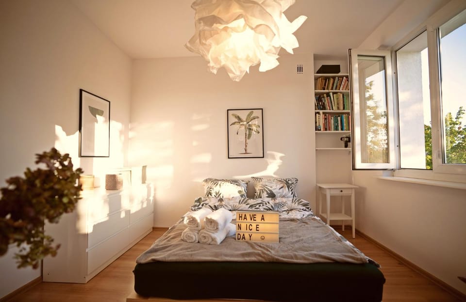 Bed, Seating area, Bedroom, City view, City view, Garden view, Garden view, Sunrise