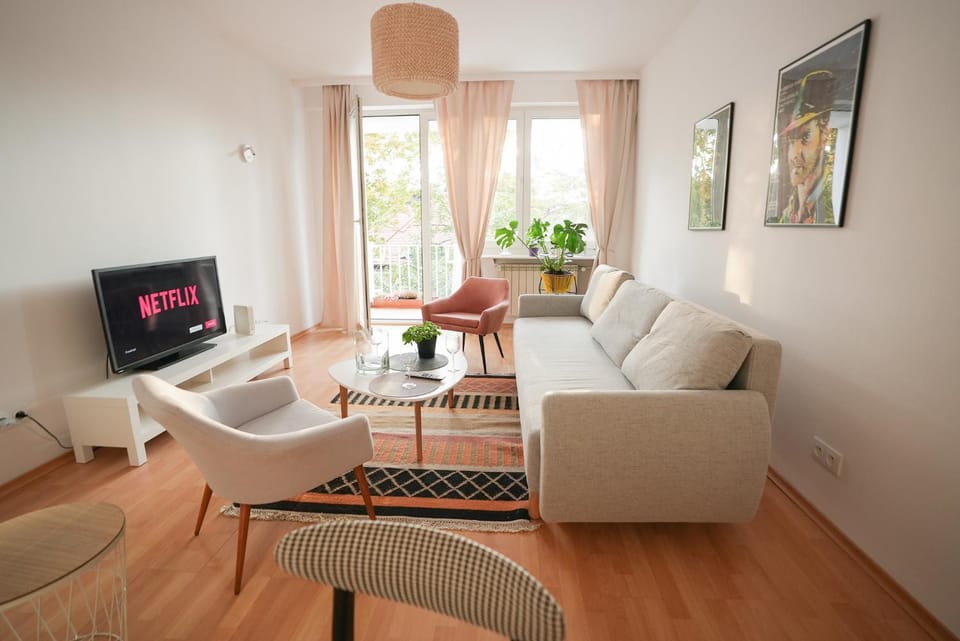 Communal lounge/ TV room, TV and multimedia, Living room, Seating area, Evening entertainment, Bedroom