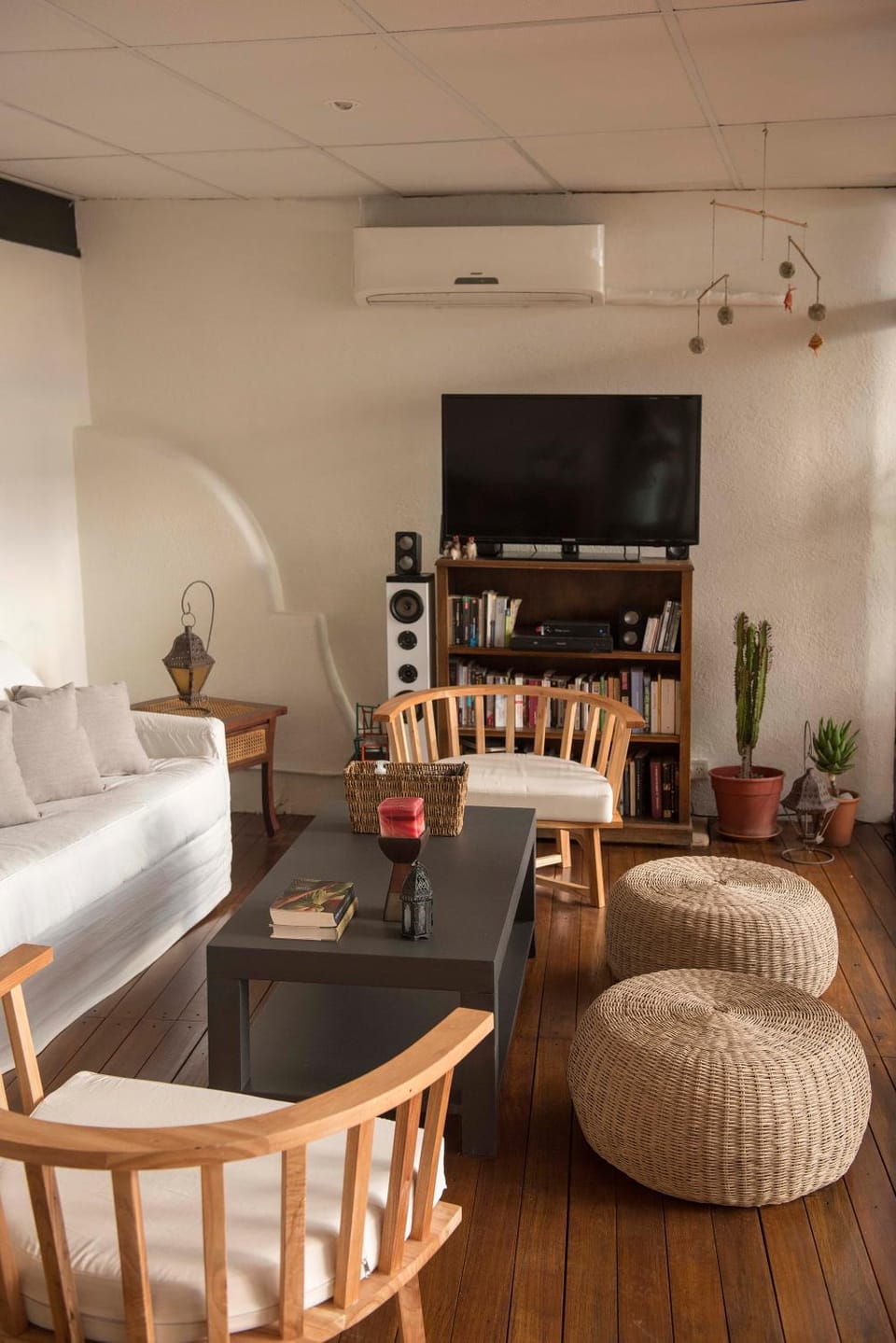 TV and multimedia, Living room, Seating area, air conditioner