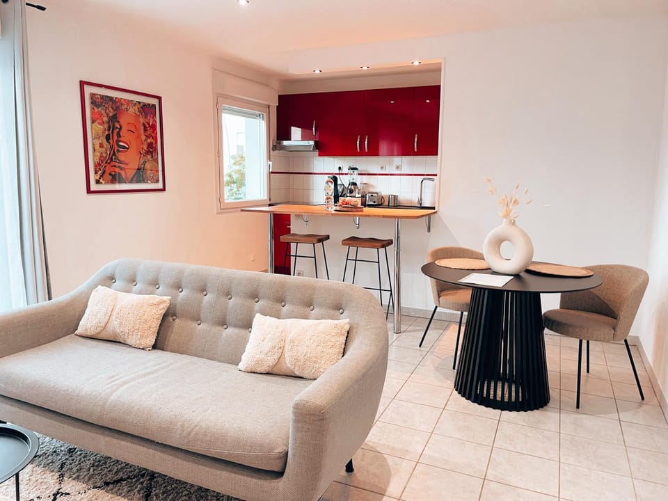 Kitchen or kitchenette, Living room, Seating area, Dining area, pet friendly, stove