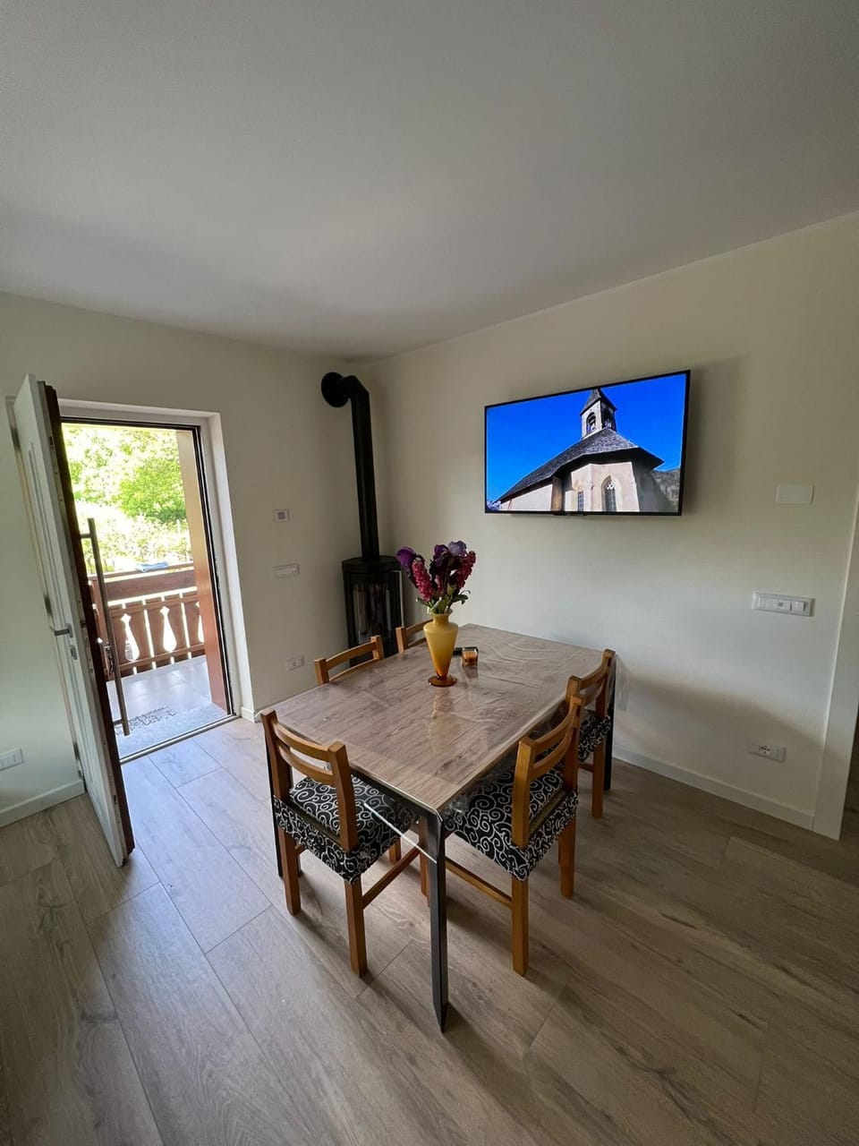 TV and multimedia, Seating area, Dining area