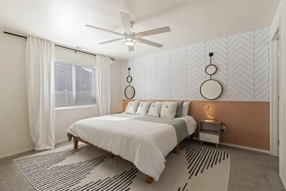 Modern Comfort Caldwell 3b2b Home Sleeps 8! House in Caldwell