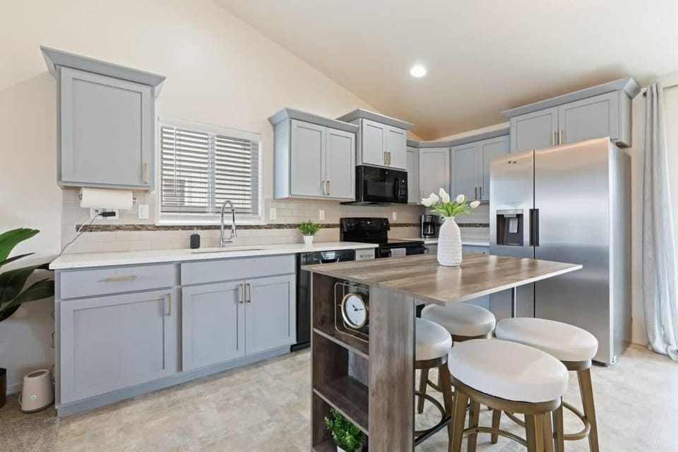 Modern Comfort Caldwell 3b2b Home Sleeps 8! House in Caldwell