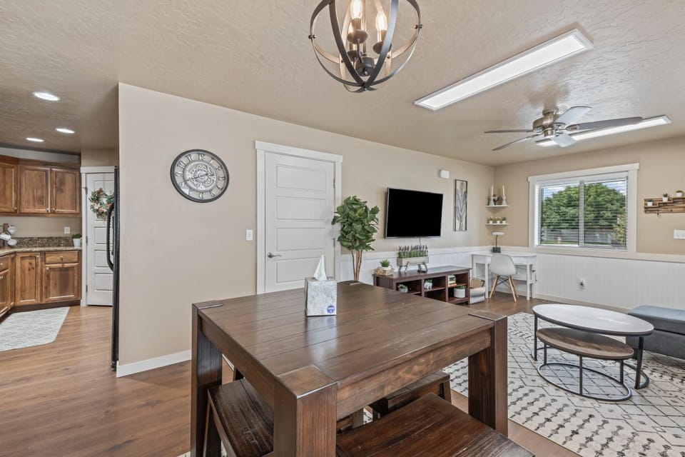 TV and multimedia, Living room, Dining area, fireplace