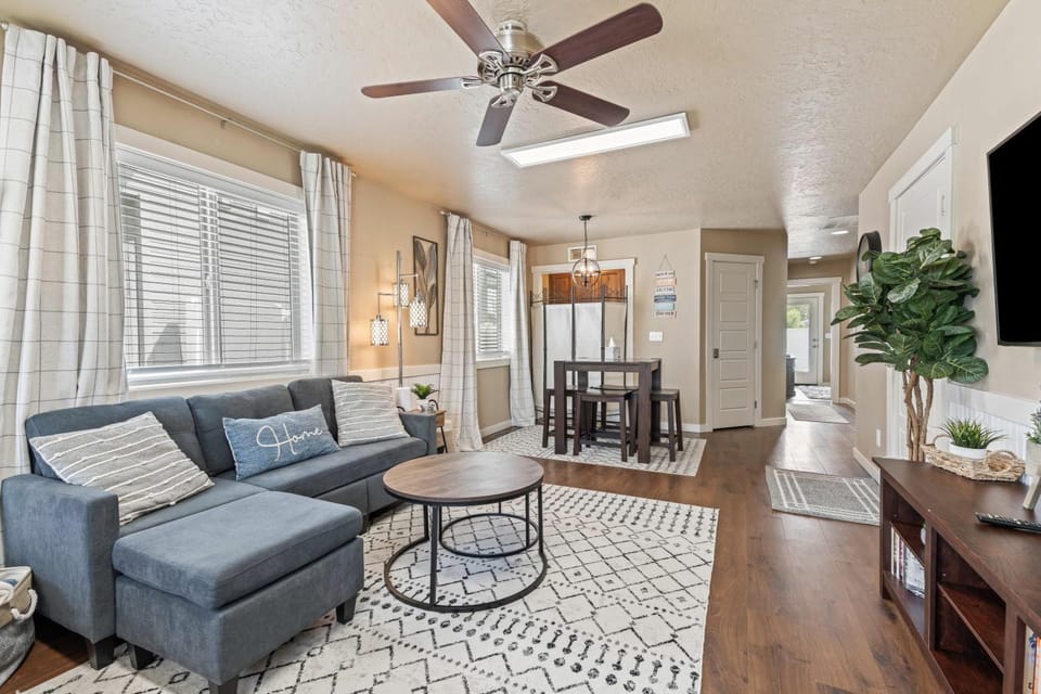 TV and multimedia, Living room, Seating area, Dining area, Evening entertainment, fireplace