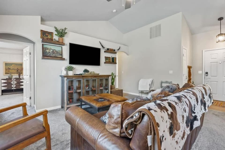 Southwestern Style 4 Bedroom Nampa Home Sleeps 16! House in Nampa