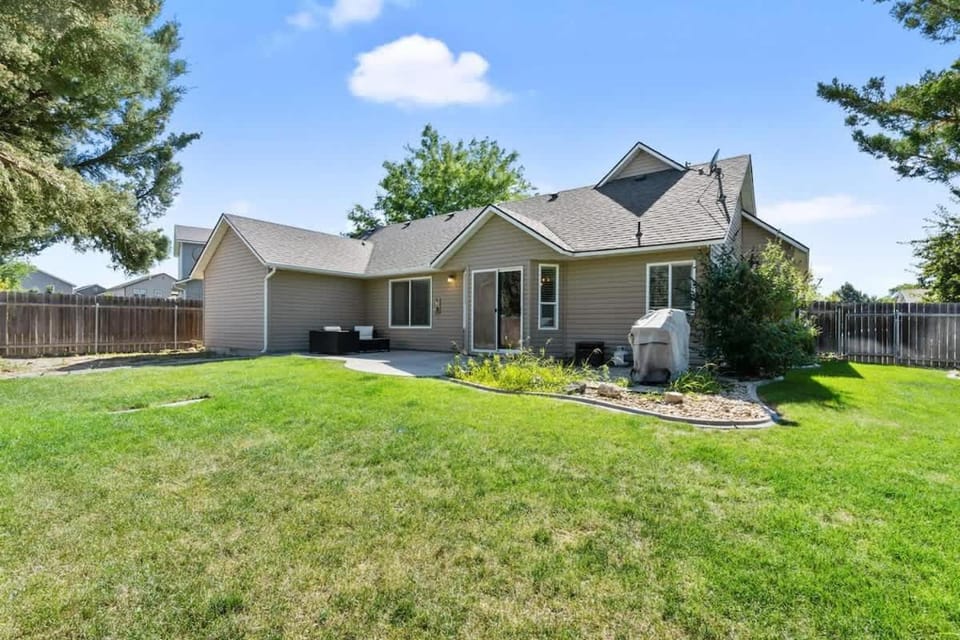 Southwestern Style 4 Bedroom Nampa Home Sleeps 16! House in Nampa
