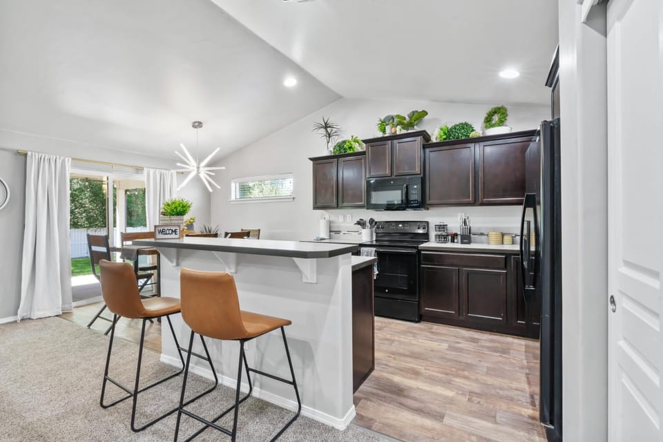 Seating area, Dining area, kitchen