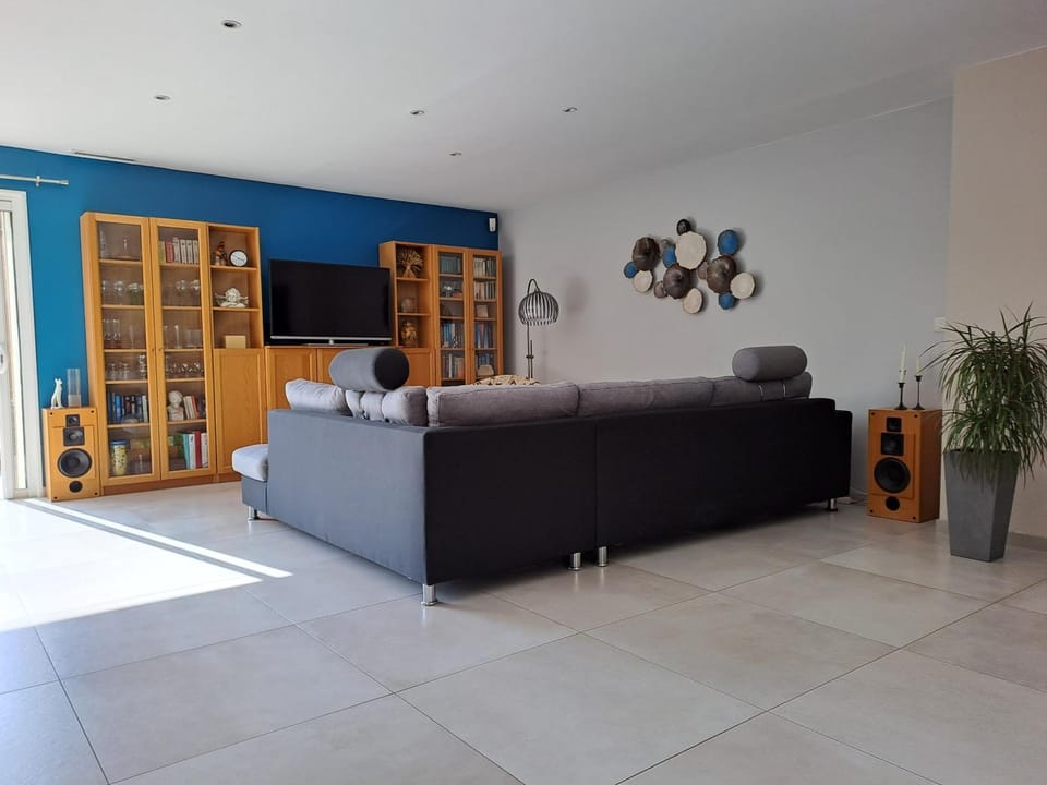 Communal lounge/ TV room, TV and multimedia, Living room
