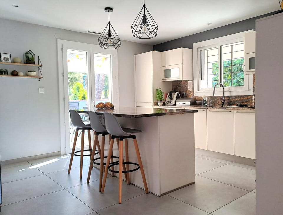 Kitchen or kitchenette, Dining area, dishwasher, stove