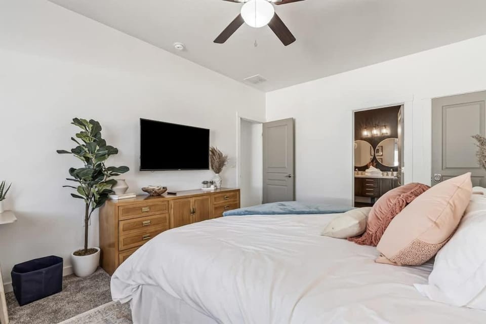 The Bella! West Nampa Private 3 Bedroom Home House in Caldwell