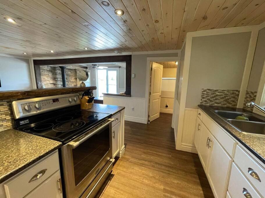 Bespoke Lake Cottage House in New Brunswick