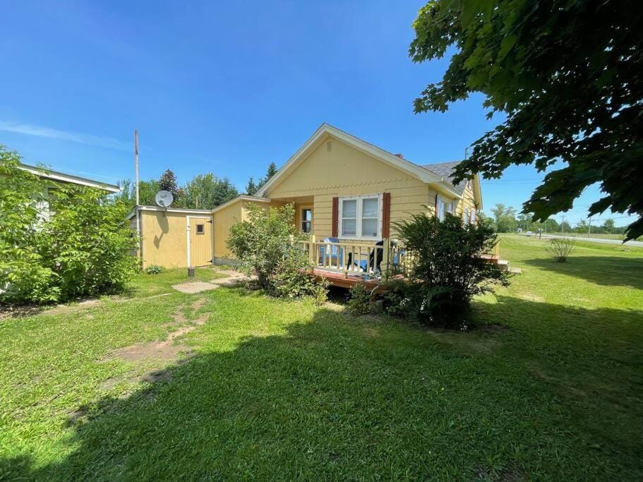 Little Yellow House In The Heart Of The Valley House in New Brunswick